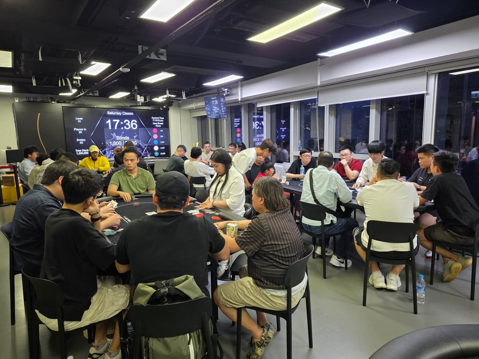 APA 活動中多張牌桌正在進行